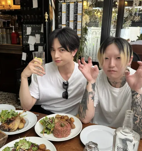 ▲Ayase（右）的刺青時常讓他成為輿論焦點。（圖／@ayase_0404 IG）