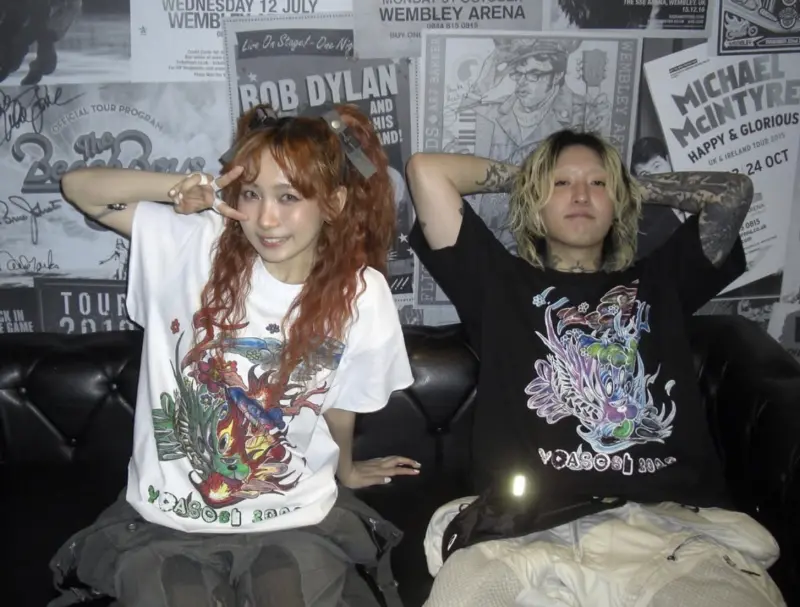 ▲日本天團YOASOBI因為Ayase（右）身上有太多刺青，被傳無法登上《NHK紅白歌合戰》，雖然一切沒有得到證實。不過日本無法接受刺青的社會風氣下，使他常常成為輿論焦點。（圖／＠ayase_0404 IG）