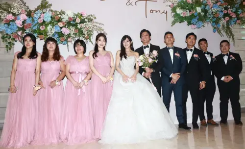 林逸欣(左5)和Tony(右5)的婚禮找來李佳豫(左4)與李運慶(右3)擔任伴娘伴郎。(圖/記者葉政勳攝) ▲林逸欣(左5)和Tony(右5)的婚禮找來李佳豫(左4)與李運慶(右3)擔任伴娘伴郎。(圖/記者葉政勳攝)