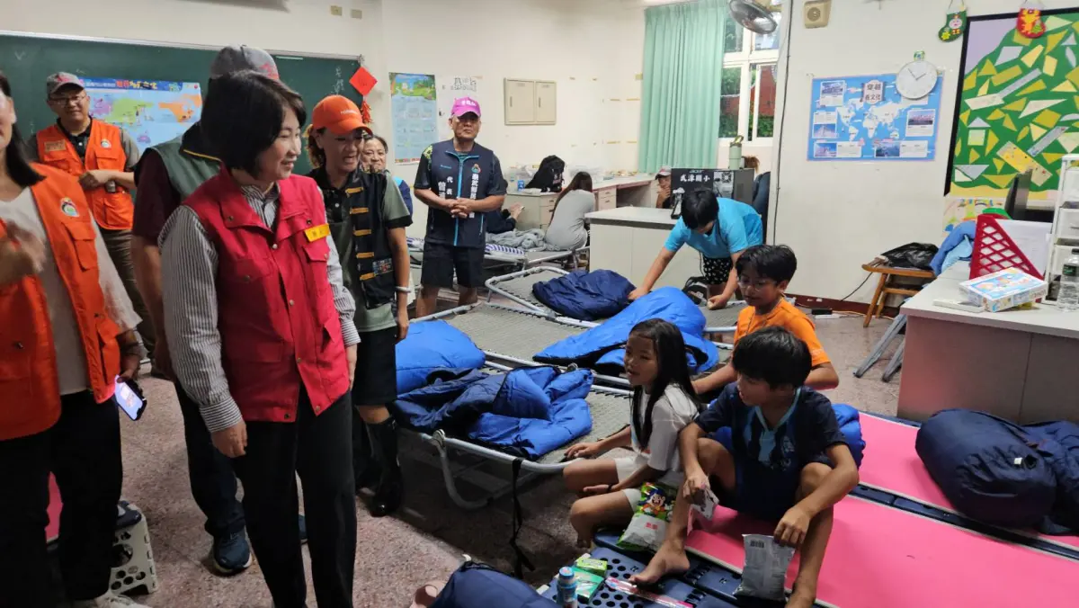 ▲縣長周春米關心泰武鄉佳平分校部落安置情況。（圖／屏東縣府提供）