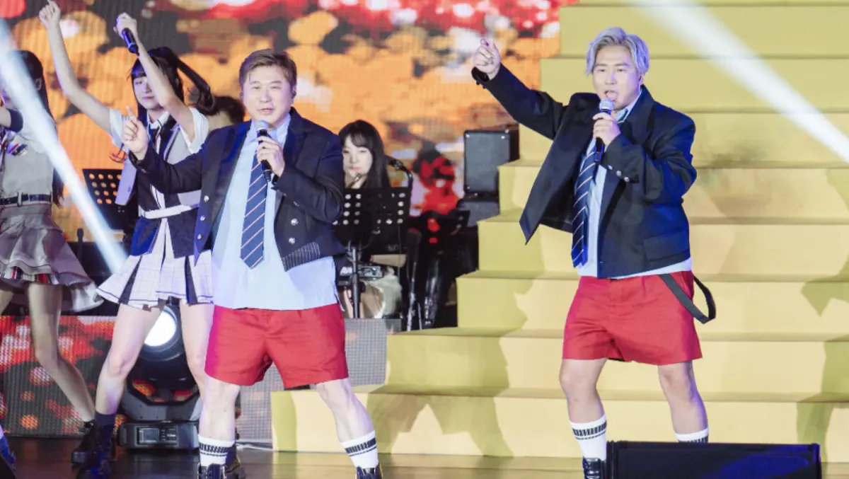 ▲《鑽石舞台之夜》演唱會台中場今（2）日熱鬧登場，胡瓜、歐漢聲挑戰Energy的夯曲〈星期五晚上〉舞蹈「16蹲」，賴慧如與Luxy Girls高衩放送長腿、裸背，台下長輩們都站起來跟著搖擺。（圖／萬星傳播提供）