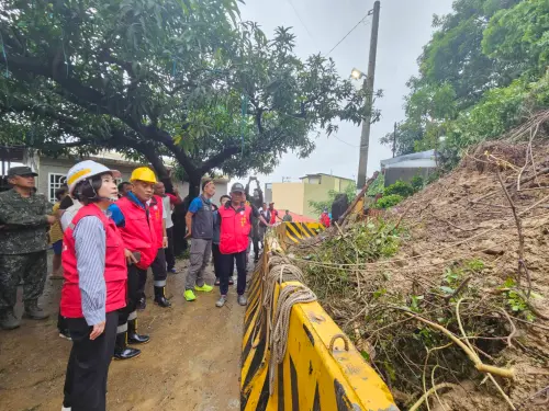 ▲周春米視察獅子鄉內獅村台電基座鬆動，造成土石滑落情形。（圖／屏東縣府提供）