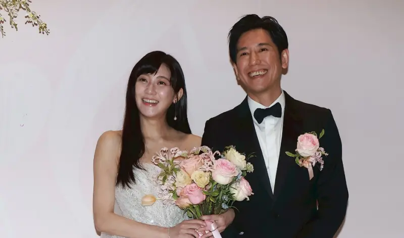 ▲藝人林逸欣（左）跟老公Tony（右）今（2）日補辦婚宴，她邀請了當年《艋舺燿輝》劇組一起參加，不過卻沒有邀請該片主演李威，對此林逸欣坦言：「怕他有事忙。」（圖／記者葉政勳攝）