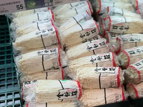▲金針菇現在在全聯一包只要10元，是暴雨菜價居高不下時的便宜選擇。（圖／我愛全聯-好物老實說臉書） 
