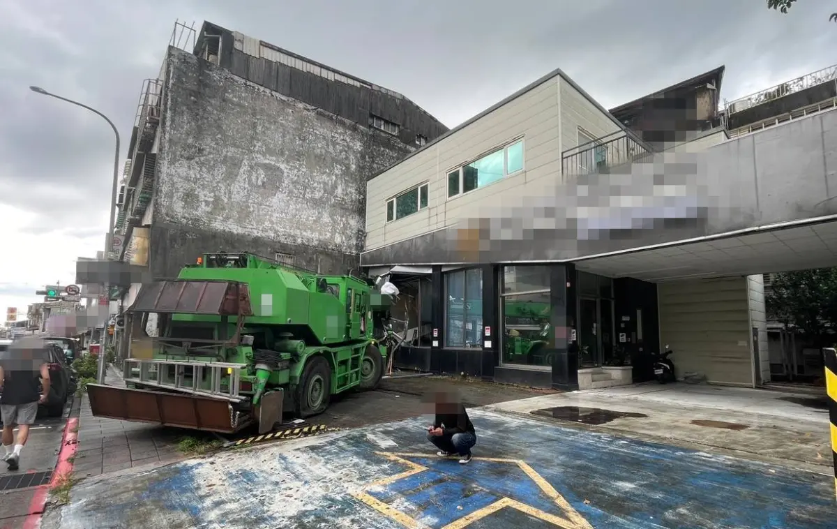 ▲陳姓男子駕駛大型吊車在台北市南港路三段撞進民宅。（圖／翻攝照片）