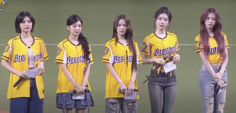 ▲人氣韓國女團ITZY於今（2）日首度踏上臺北大巨蛋，擔任中信兄弟開球嘉賓，5人合體帥氣開球，齊喊台語「打給賀」，全場氣氛沸騰。（圖／翻攝自中信兄弟YT頻道 @BrotherElephantTV05）