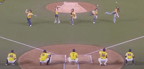 ▲ITZY（上排）熱身後齊投開球，動作俐落帥氣。（圖／翻攝自中信兄弟YT頻道 @BrotherElephantTV05）