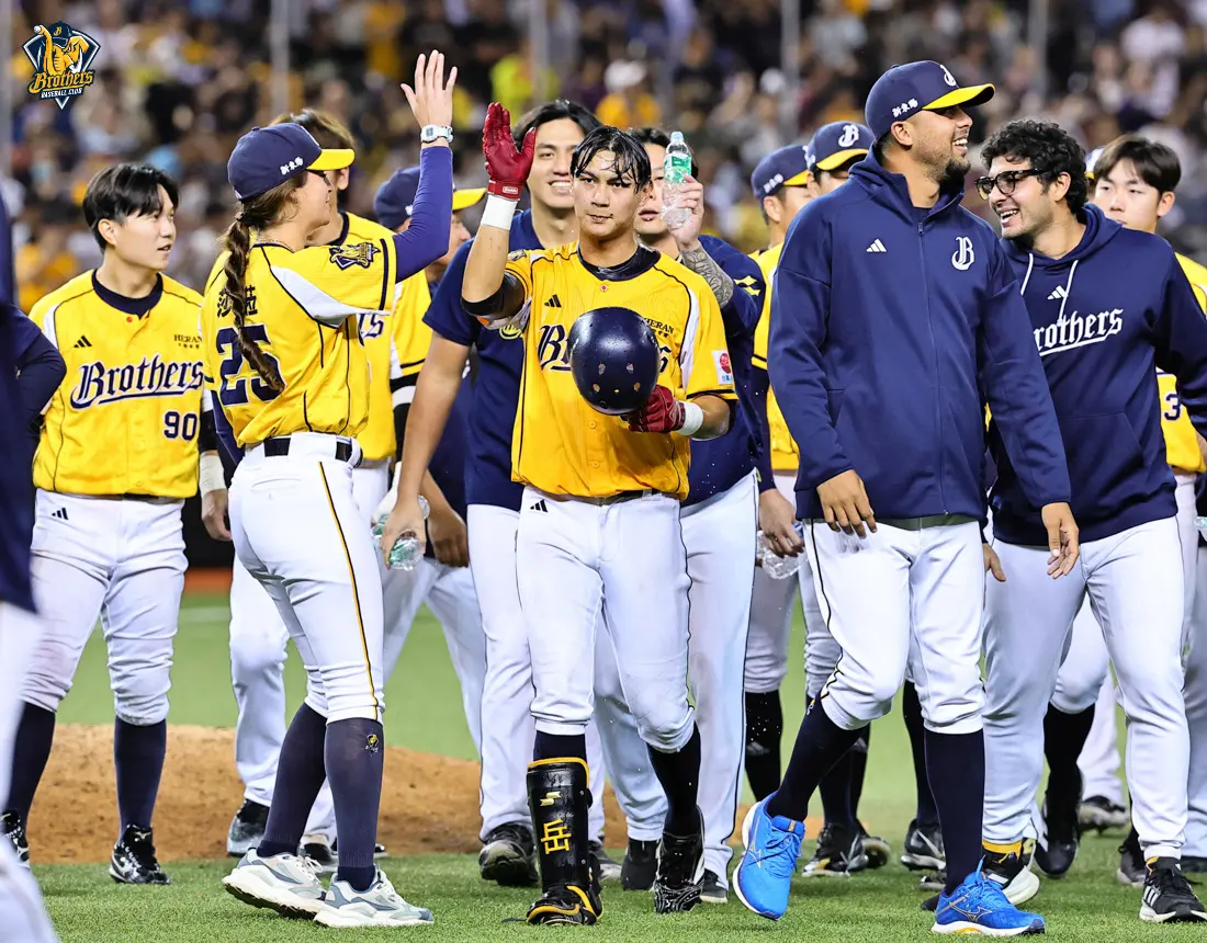 ▲落後整場的中信兄弟於九局下展開反攻，靠著許基宏長打、曾頌恩高飛犧牲打一舉追平比分，再於延長10局下靠著岳政華再見安打，終場4：3氣走樂天桃猿，主題周率先搶下2勝優勢。（圖／中信兄弟提供）