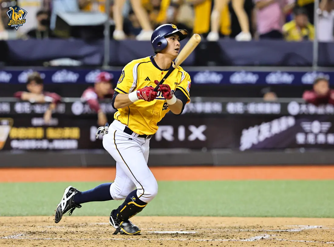 ▲岳政華延長10局下滿壘時敲出右外野深遠再見安打，幫助中信兄弟1分差逆轉樂天桃猿，賽後聊到如何突破樂天桃猿超級洋投威能帝。（圖／中信兄弟提供）