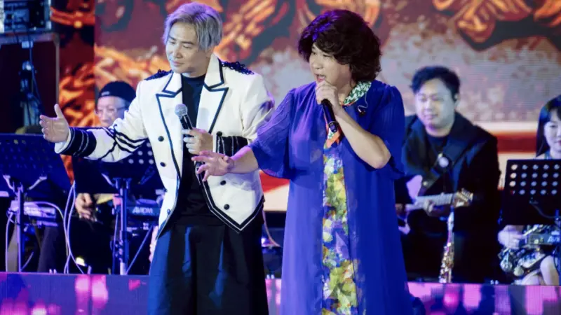 ▲胡瓜（右）舉辦《鑽石舞台之夜》演唱會今（2）日於台中華麗開唱，他扮成女裝從台下走出，「驚世歐巴桑」的模樣嚇壞洪榮宏，逗樂全場觀眾。（圖／萬星傳播提供）