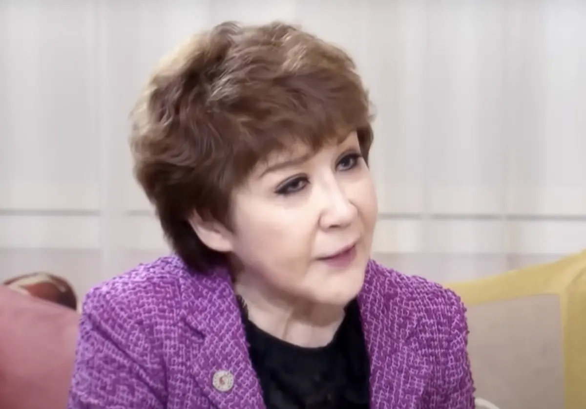 ▲TVB《真相猜‧情‧尋》請出78歲的丁珮（如圖），談李小龍在她家中昏迷、猝逝的相關回憶。丁珮因為李小龍之死，多年來受到外界的揣測、質疑，甚至也有抹黑，她是從台灣到香港發展，後來曾嫁給向華強還生有一女，有如向華強兒子向佐的大媽。（圖／摘自無綫新聞 TVB NEWS Official YT）