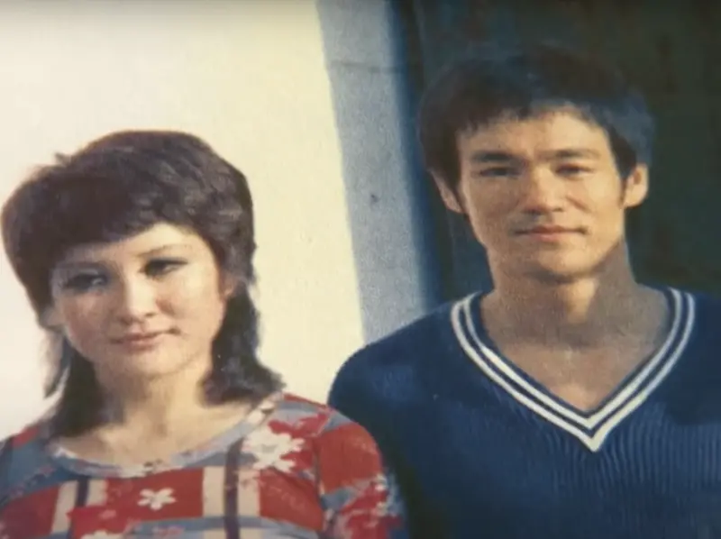 ▲李小龍（右）1973年過世在丁珮（左）住所，3年後丁珮嫁給向華強，結果兩人1980年就簽字離婚。如今丁珮每月領著38萬贍養費，已經淡出演藝圈。（圖／翻攝自無綫新聞TVB NEWS Official YouTube）