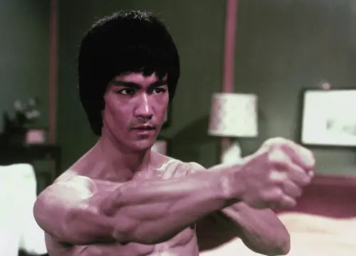 ▲李小龍是一代傳奇巨星，英年早逝讓廣大影迷無法接受，真正的死因也變成難解之謎。（圖／摘自IMDb）