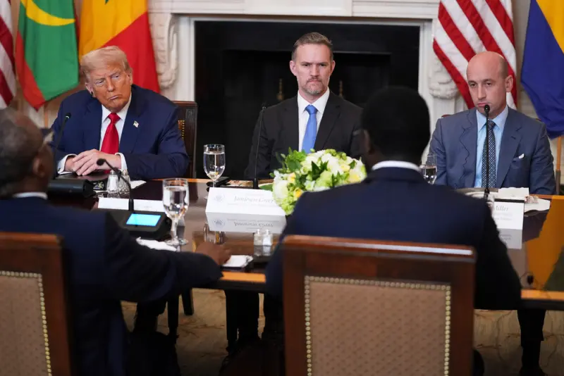 ▲圖為美國總統川普（左起）、貿易代表格里爾和白宮政策副幕僚長米勒7月9日在白宮與非洲領導人共進午餐。（圖／美聯社／達志影像） 