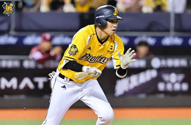 ▲王威晨昨戰第七局敲出安打，打破樂天桃猿威能帝無安打紀錄，王威晨上壘後跟威能帝有互動，賽後也跟媒體透露兩人對話內容。（圖／中信兄弟提供）