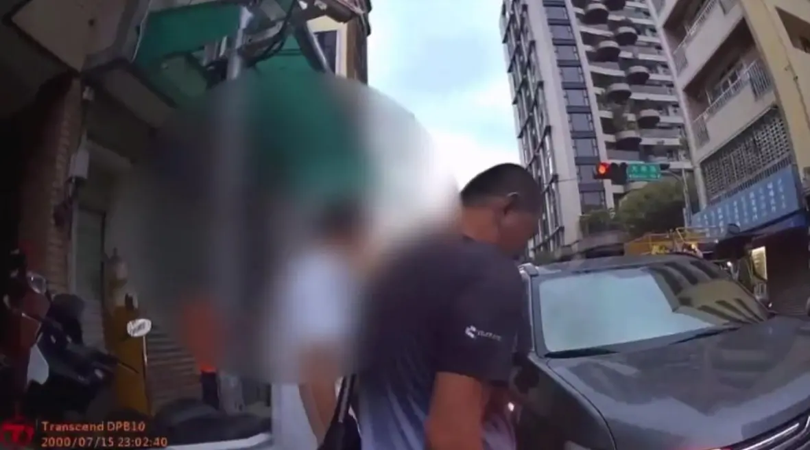 ▲台中一男子不滿機車被拖吊，竟持瓦斯空氣槍朝南屯區文心拖吊場射擊，導致值班台玻璃窗被打破，一名二十四歲女保全手肘受傷。(圖／警方提供)