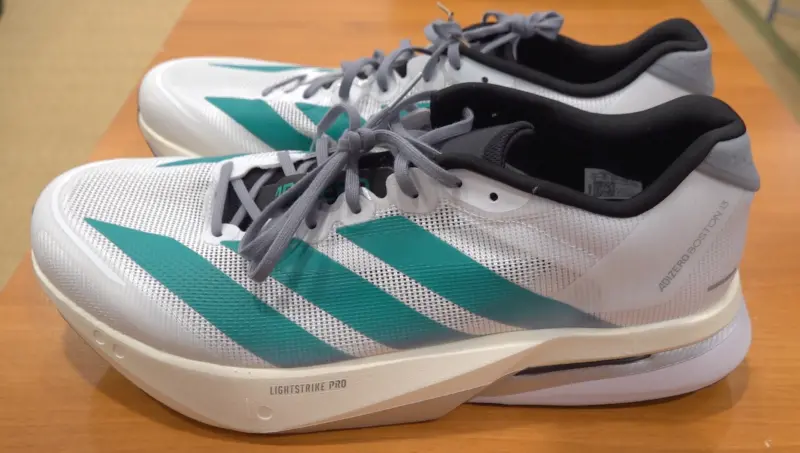 ▲《NOWnews》球鞋小單元「鞋槓人生」最新第77集，主持人18與大支開箱愛迪達ADIZERO BOSTON 13 ，談到這雙鞋的設計初衷、細節之外，大支也分享更多關於這雙鞋的背後小故事。（圖／NOWnews）