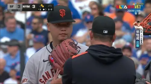 ▲值得注意的是，鄧愷威在今天的比賽中，使用的手套上繡有台灣國旗，這個細節儘管低調，卻格外醒目，成為他在大聯盟初登板的一大亮點。對於一位旅美球員而言，這不僅僅是個人身份的象徵，更是他對家鄉深厚情感的展現。（圖／翻攝自愛爾達體育）