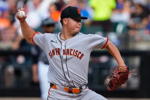 ▲目前效力MLB美國職業棒球大聯盟（Major League Baseball）舊金山巨人（San Francisco Giants）台灣旅美投手鄧愷威今（3）日凌晨迎來生涯首次在大聯盟的先發登板。雖然初登板略顯緊張，首局就被大都會強打阿隆索（Pete Alonso）震撼教育、轟出3分砲，但鄧愷威在投球過程中仍展現十足韌性與潛力。（圖／美聯社／達志影像）