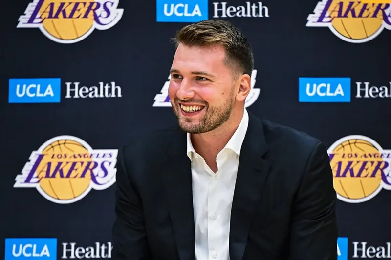 ▲唐西奇（Luka Doncic）正式與洛杉磯湖人完成續約，雙方簽下為期三年、總值最高達1.65億美元（約合新台幣49.2億元）的頂薪合約，合約最後一年為球員選項。（圖／取自洛杉磯湖人X）