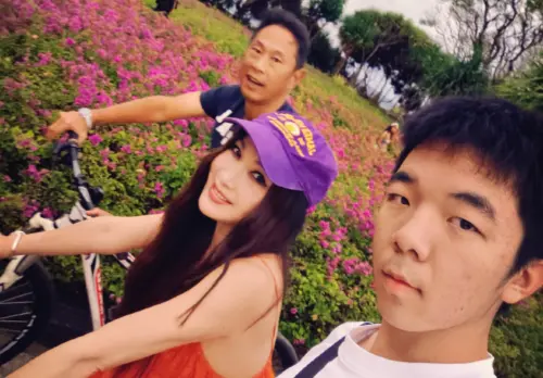 59歲溫碧霞慶生穿超辣!16歲養子突獻吻 富商尪秒臉垮揪住他領子(圖/溫碧霞微博) ▲59歲溫碧霞慶生穿超辣!16歲養子突獻吻 富商尪秒臉垮揪住他領子(圖/溫碧霞微博)