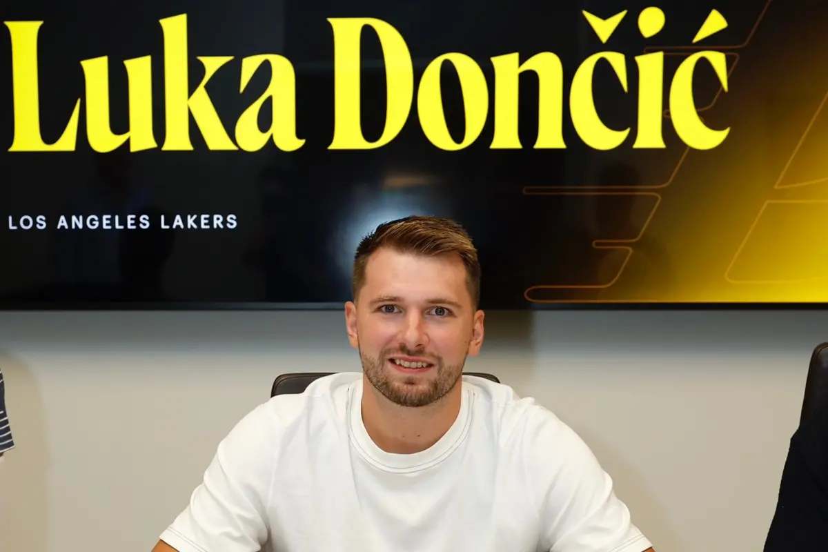 ▲球星唐西奇（Luka Doncic）正式與洛杉磯湖人隊完成續約，簽下一紙為期三年、總值1.65億美元（約合新台幣49.2億元）的頂薪合約，其中暗藏玄機。（圖／取自洛杉磯湖人X）