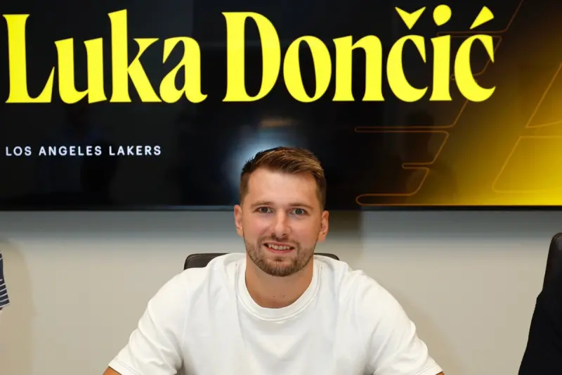 ▲球星唐西奇（Luka Doncic）正式與洛杉磯湖人隊完成續約，簽下一紙為期三年、總值1.65億美元（約合新台幣49.2億元）的頂薪合約，其中暗藏玄機。（圖／取自洛杉磯湖人X）