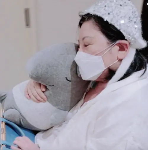 ▲陳文茜抱著馬來獏玩偶度過住院的時光。（圖／摘自文茜的世界周報 Sisy's World News 臉書粉絲頁）