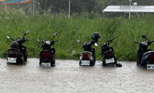 ▲西南氣流重創中南部，許多機車、汽車慘泡水，但有專家提醒遇到泡水車別做1動作，恐讓維修費用飆高破萬。（圖／翻攝Threads）