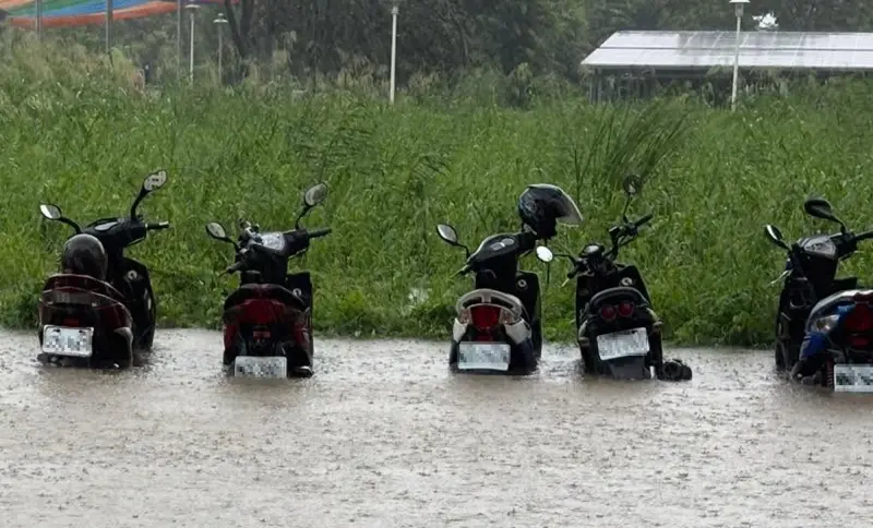 ▲西南氣流重創中南部，許多機車、汽車慘泡水，但有專家提醒遇到泡水車別做1動作，恐讓維修費用飆高破萬。（圖／翻攝Threads）