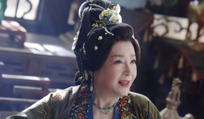 ▲藝人恬妞（如圖）近日主演古裝劇《朝雪錄》，造型貴氣卻因外貌變化遭酸蒼老。先前恬妞也大方曬出素顏照，皺紋與雀斑清晰可見，展現自然老去的真實樣貌，粉絲力挺她優雅又自信，稱讚「這才是真美人」。（圖／翻攝自微博）