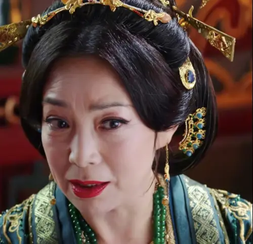 ▲恬妞分享拍攝甘苦，2小時梳妝加上近39度高溫，收工直呼頭如蒸籠，自嘲成小籠包。（圖／翻攝自微博）