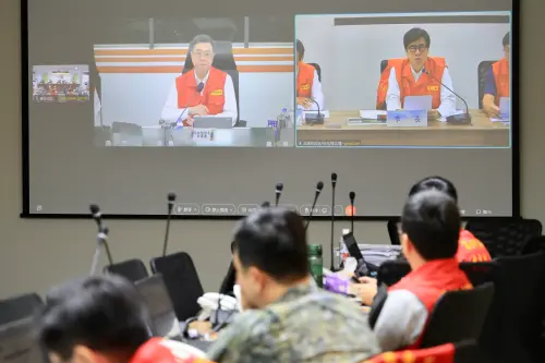 高雄市長陳其邁視訊中央災害應變中心,向卓揆即時報告高雄災情應變與請求中央協助事項。(圖 /高雄市府提供) ▲高雄市長陳其邁視訊中央災害應變中心,向卓揆即時報告高雄災情應變與請求中央協助事項。(圖 /高雄市府提供)
