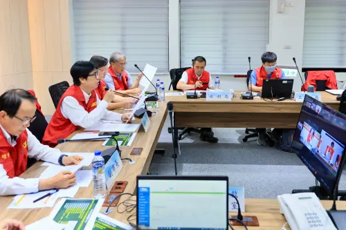 高雄市長陳其邁視訊中央災害應變中心,向卓揆即時報告高雄災情應變與請求中央協助事項。(圖 /高雄市府提供) ▲高雄市長陳其邁視訊中央災害應變中心,向卓揆即時報告高雄災情應變與請求中央協助事項。(圖 /高雄市府提供)