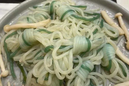 火鍋蒟蒻絲「多一條綠色」有啥用途？內行揭正解　全場讚：太聰明
