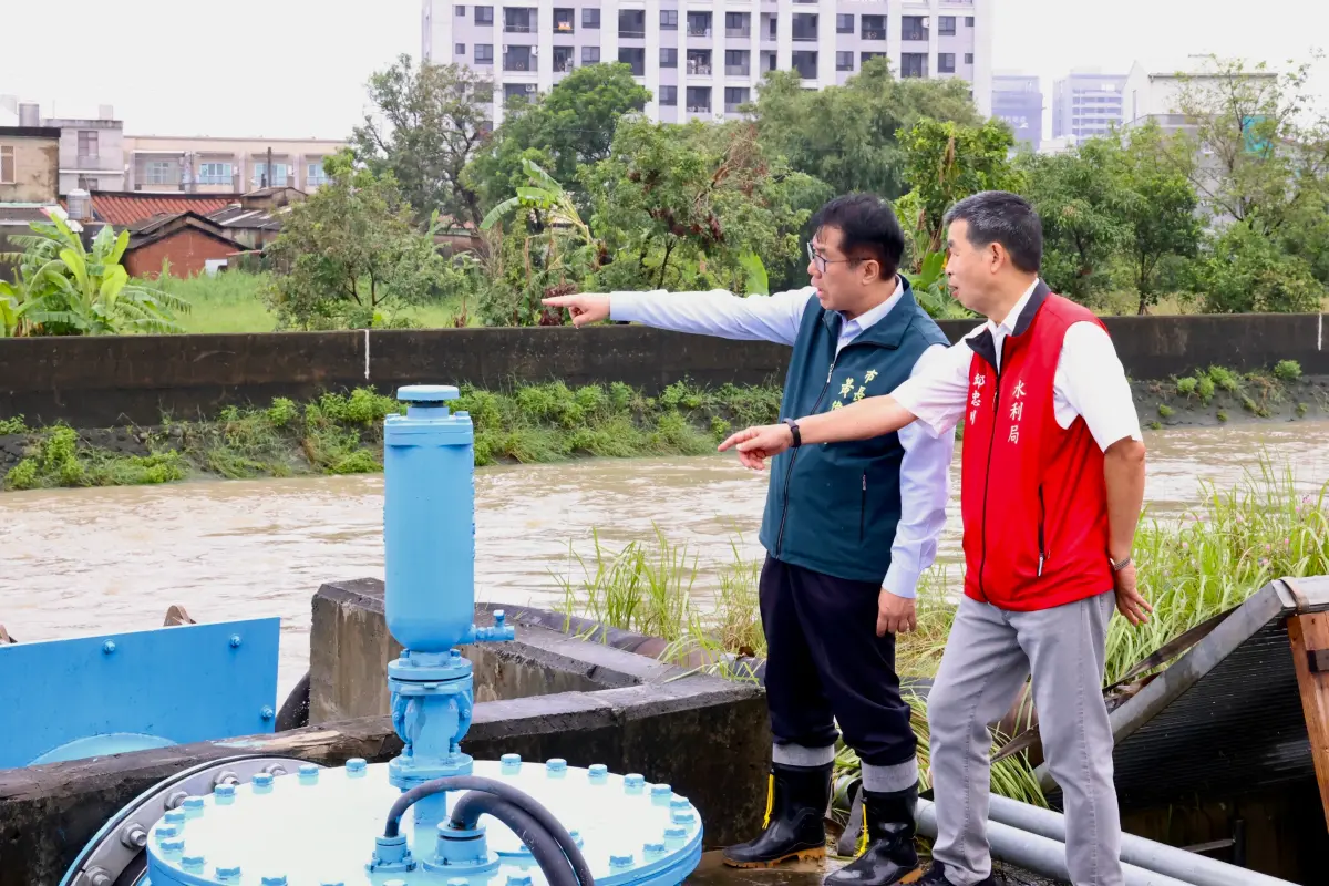 ▲黃偉哲今早視察下洲子抽水站提醒民眾防短延時強降雨。(圖／南市府提供)