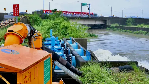 ▲安定區昨天出現最大3小時累積雨量高達234毫米，500年一次的大豪雨已超過安順寮大排的設計排水量，所幸昨(2）日晚間8時起，台南出現的積水大部分已消退，(圖／南市府提供)