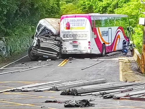 聯結車撞國光客運造成1死14傷　疑因駕駛「鋼條超載達4噸」釀禍
