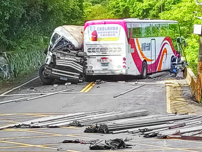▲載著鋼條的聯結車疑因失控越線，猛撞對向行駛的國光客運，釀1死14傷重大事故。（圖／翻攝畫面）