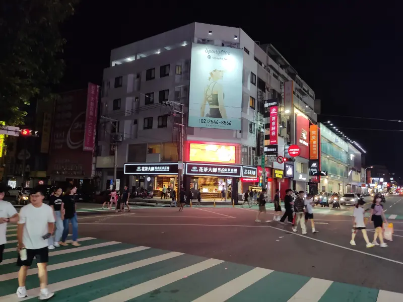 ▲逢甲商圈人流高，市府設置行人專用時相，每日晚間6時至12時啟用(圖／交通局提供2025.8.3)