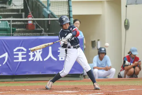 韓國隊在3局上展開攻勢,一出局後從中華隊先發投手鍾定栩手中連敲3安,並且攻佔滿壘,河定旴敲出二壘滾地球,用出局數換分數,韓國隊先馳得點,取得1:0領先。 ▲韓國隊在3局上展開攻勢,一出局後從中華隊先發投手鍾定栩手中連敲3安,並且攻佔滿壘,河定旴敲出二壘滾地球,用出局數換分數,韓國隊先馳得點,取得1:0領先。(圖/中華棒協提供)