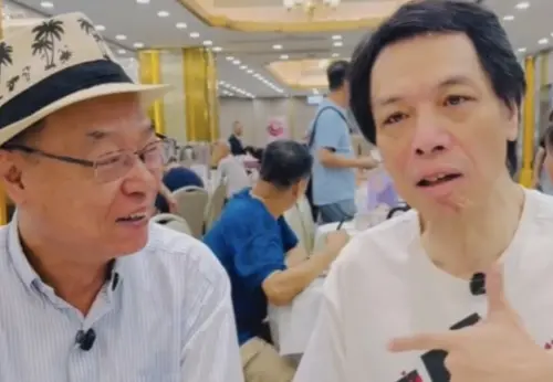 ▲李健仁（右）和昔日曾數度合作的導演李力持（左）重聚，儘管講話仍不清楚，李力持表示他努力復健，希望能重回幕前。（圖／摘自抖音）