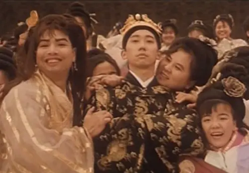 ▲李健仁（左）在《鹿鼎大帝》扮演後宮佳麗中的一位，仍是搞笑的表演。（圖／摘自HKMDB）