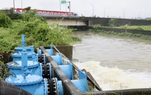 台南市安定區昨日因豪大雨積淹水嚴重,今晨已逐漸消退。(圖 /台南市府提供) ▲台南市安定區昨日因豪大雨積淹水嚴重,今晨已逐漸消退。(圖 /台南市府提供)