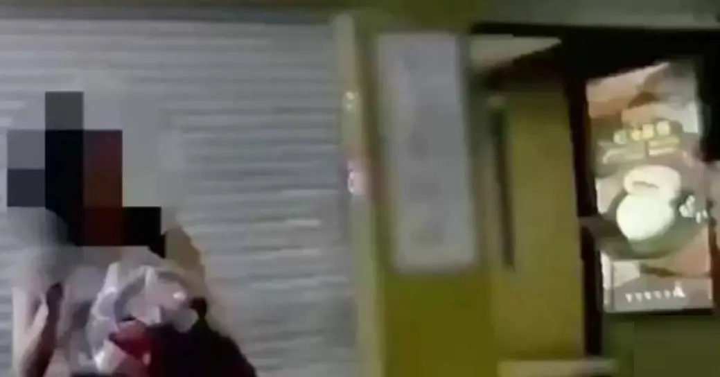 ▲台北市萬華區西門町商圈於2日晚間，有民眾目擊1名女子在武昌街附近持美工刀邊走邊揮舞。（圖／翻攝畫面）