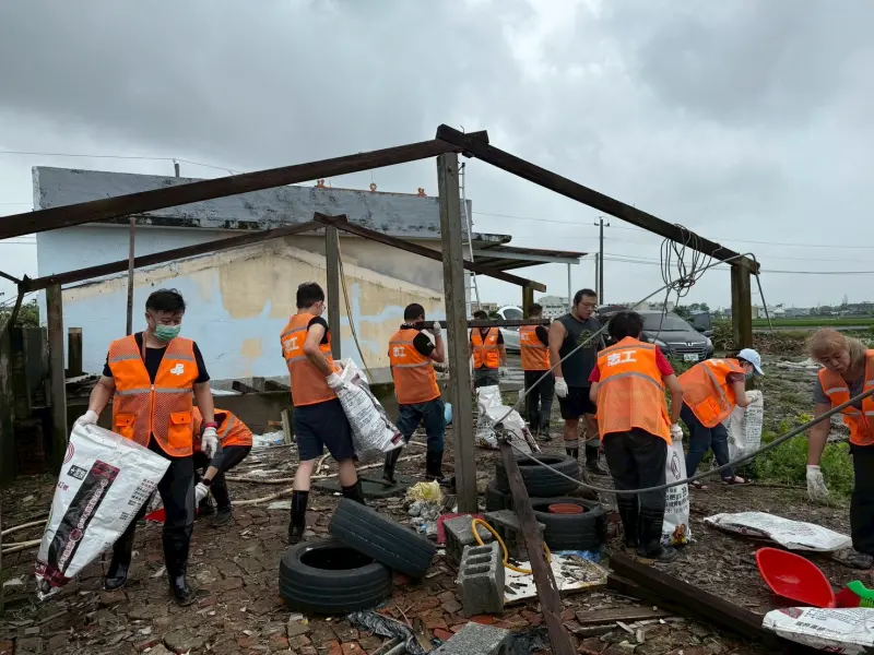 ▲台南地區因颱風丹娜絲造成許多屋頂毀損，後續意外延伸，若清理石綿瓦時沒有妥善配戴N95口罩或護目鏡等保護措施，可能會產生不治之症「石綿肺」。（圖／民進黨提供）