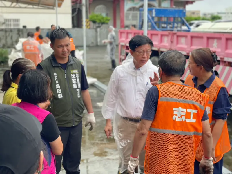 ▲台南在地立委郭國文赴災區關心災後復原狀況，協助災民。（圖／民進黨提供）