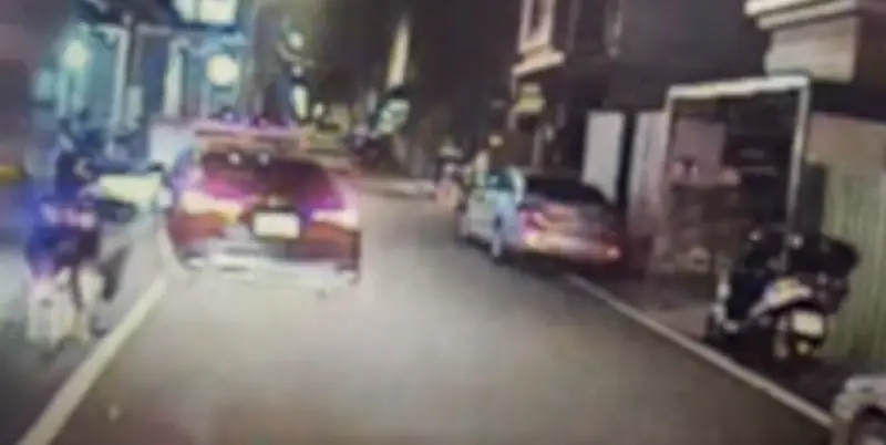 ▲桃園市大園區一處民宅昨(2日)凌晨1時許驚傳恐怖命案！一名陳姓臨時工與盧男、林男有債務糾紛，持水果刀至他們居住的民宅先後瘋狂砍殺2人，經送醫搶救後仍雙雙宣告不治。（圖／翻攝畫面）