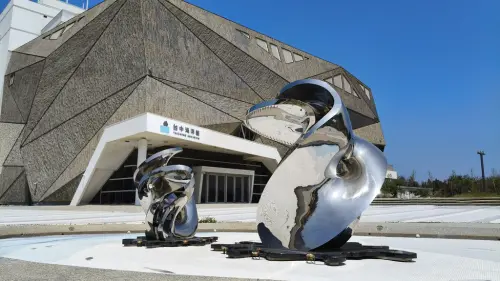 ▲「悠游水漾」整體造型結合水與海洋生物的想像,以鏡面不鏽鋼材質呈現水的律動,周邊水面悠游自在的魚,象徵廣闊無垠的海洋 ▲「悠游水漾」整體造型結合水與海洋生物的想像,以鏡面不鏽鋼材質呈現水的律動,周邊水面悠游自在的魚,象徵廣闊無垠的海洋