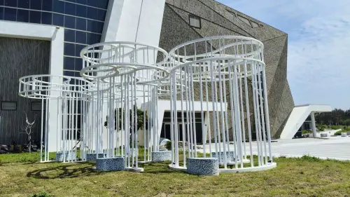 ▲「到海邊坐坐」提供遊客與作品的互動休憩場所。(圖/台中觀旅局) ▲「到海邊坐坐」提供遊客與作品的互動休憩場所。(圖/台中觀旅局)